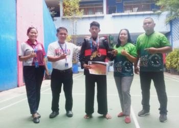 Atlit Pencak Silat Cakar Macan Papua, Dustin Crossley Salampessy foto bersama Kepsek dan sejumlah guru SKKK Jayapura.(FOTO IST/REDAKSI)