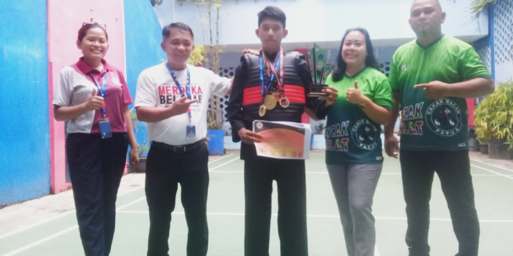Atlit Pencak Silat Cakar Macan Papua, Dustin Crossley Salampessy foto bersama Kepsek dan sejumlah guru SKKK Jayapura.(FOTO IST/REDAKSI)