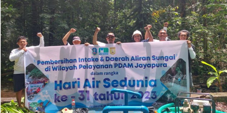 Pegawai PDAM Jayapura saat membersikan sumber air di daerah aliran sungai (DAS) dalam rangka pemeringati Hari Air Sedunia ((HAS) ke 31 tahun 2023