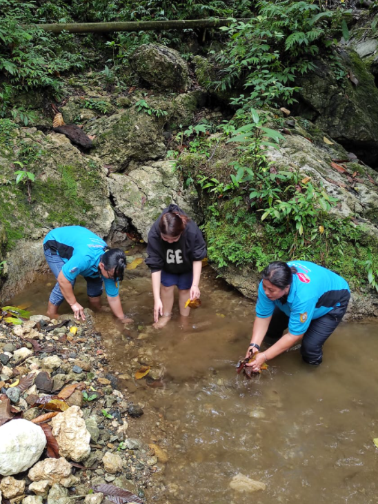 Pegawai PDAM Jayapura saat membersikan sumber air di daerah aliran sungai (DAS) dalam rangka pemeringati Hari Air Sedunia ((HAS) ke 31 tahun 2023