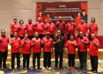 Ketua Bapilu PDI Perjuangan DR. Benhur Tomi Mano. MM (BTM) foto bersama usai kegiatan konsolidasi.(FOTO IST/REDAKSI)