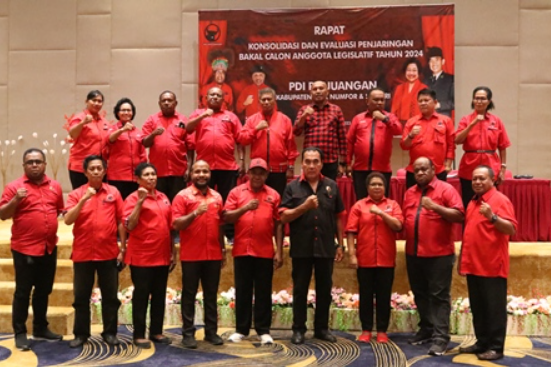 Ketua Bapilu PDI Perjuangan DR. Benhur Tomi Mano. MM (BTM) foto bersama usai kegiatan konsolidasi.(FOTO IST/REDAKSI)