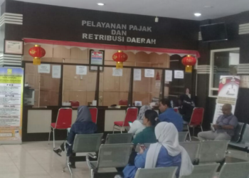 Warga Kota Jayapura saat akan melaksanakan penyetoran pajak di kantor Badan Pendapatan Daerah (Bapenda) Kota Jayapura.(FOTO ANDIKA PAMAN)