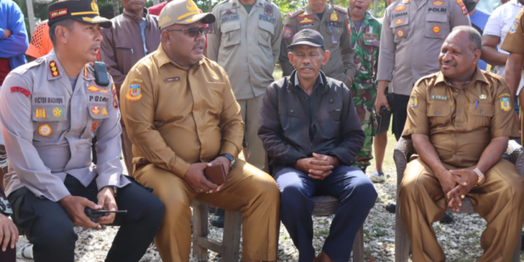 Pemerintah Kota Jayapura, Pemerintah Provinsi Papua dan masyarakat pemilik hak ulayat yang melakukan pemalangan jalur Holtekamp saat diskusi bersama melalui Para – para Numbay menyelesaikan pemalangan.(FOTO ANDIKA PAMAN)