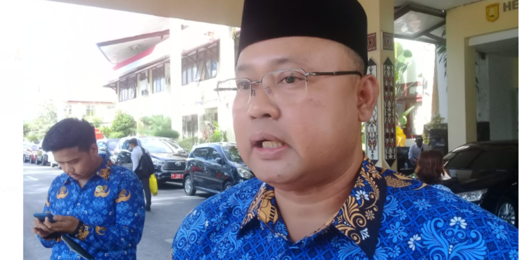 Direktur Utama PT. Air Minum Jayapura Nanwani Robongholo, Entis Sutisna