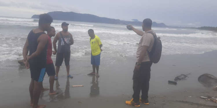 Aparat Kepolisian ketika mendatangi TKP