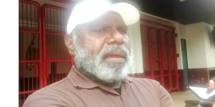 Ketua panitia piala pertiwi Asosiasi Provinsi (Asprov) PSSI Papua Usman Wanimbo yang juga ketua Asosiasi Sepakbola Wanita Indonesia (ASBWI) Papua saat memberikan kepada wartawan di stadion Mandala Jayapura, Sabtu, (04/03/23).(FOTO ANDIKA PAMAN)