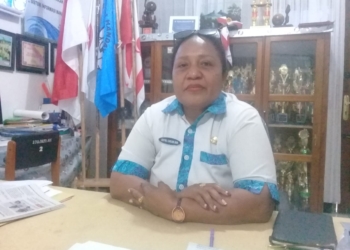 Kepala Sekolah (Kepsek) SMP Negeri 2 Jayapura, Dorthea Carolien Enok saat memberikan keterangan kepada wartawan nokenlive.com di ruang kerjanya, Rabu (01/03/23). Dorthea Carolien mengharapkan pemerintah kota Jayapura memalui Dinas P dan K Kota Jayapura dapat bekerjasama BPBD Kota Jayapura melaksanakan sosialisasi mitigasi kepada siswa di sekolah sekolah ketika gempa bumi terjadi.(FOTO ANDIKA PAMAN)