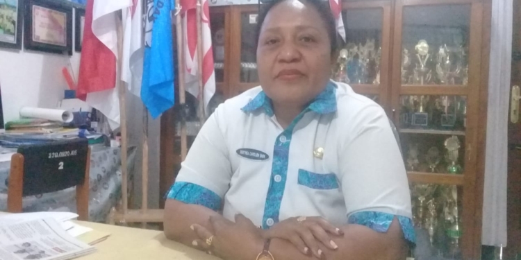Kepala Sekolah (Kepsek) SMP Negeri 2 Jayapura, Dorthea Carolien Enok saat memberikan keterangan kepada wartawan nokenlive.com di ruang kerjanya, Rabu (01/03/23). Dorthea Carolien mengharapkan pemerintah kota Jayapura memalui Dinas P dan K Kota Jayapura dapat bekerjasama BPBD Kota Jayapura melaksanakan sosialisasi mitigasi kepada siswa di sekolah sekolah ketika gempa bumi terjadi.(FOTO ANDIKA PAMAN)