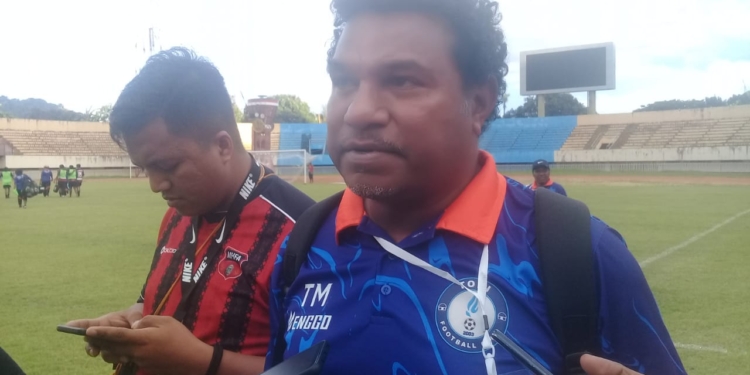 Pelatih Kepala Tim Galanita Tolikara, Tolikoara, Thomas Alfa Edison Madjar saat memberikan keterangan kepada wartawan di stadion Mandala Jayapura.(FOTO PANPEL)