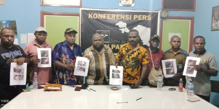 Keluarga korban kasus penembakan, panitia khusus (Pansus) dan LBH Papua saat menunjukan foto foto korban penembakan di Dogiai. Salah satunya korban tewas bernama Yulianus Tebai (30) di kantor LBH Papua. (FOTO TIMOTIUS BOMA)