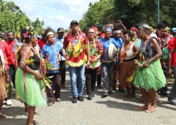 Wakil Ketua DPD DPI Perjuangan Provinsi Papua Bidang Pemenangan Pemilu, Dr. Benhur Tomi Mano, MM didampingi istri Kristhina R. I Luluporo Mano, S, IP. M.AP serta rombongan pengurus DPD PDIP disambut gembira dengan tarian adat masyarakat Bonggo, kabupaten Sami, Papua