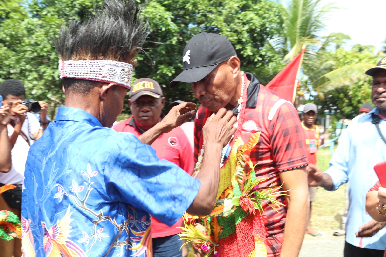 Wakil Ketua DPD DPI Perjuangan Provinsi Papua Bidang Pemenangan Pemilu, Dr. Benhur Tomi Mano, MM saat pengalungan noken salah satu perwakilan warga Bonggo sebagai ucapan selamat datang. (FOTO IST/RED)