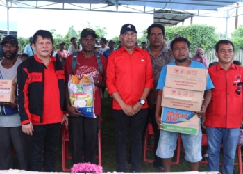 Usai Rapat Konsolidasi, Ketua Bapilu DPD PDIP BTM Didampingi Pengrus Beri Bantuan Bama ke Nelayan