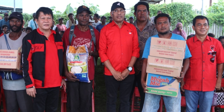 Usai Rapat Konsolidasi, Ketua Bapilu DPD PDIP BTM Didampingi Pengrus Beri Bantuan Bama ke Nelayan