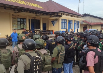 Anggota TNI/Polri bersiap siap saat akan melakukan patroli di kota Dekai kabupaten Yahukimo, Papua Pegunungan. Patroli ini dilakukan agar kabupaten Yahukimo tetap aman dan kondusif pasca penembakan mengakibatkan 1 personil TNI gugur ditembak KKB.(FOTO PAUL KARMA)