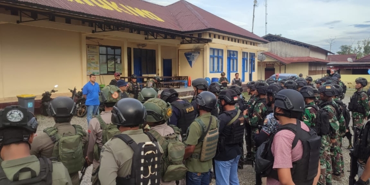 Anggota TNI/Polri bersiap siap saat akan melakukan patroli di kota Dekai kabupaten Yahukimo, Papua Pegunungan. Patroli ini dilakukan agar kabupaten Yahukimo tetap aman dan kondusif pasca penembakan mengakibatkan 1 personil TNI gugur ditembak KKB.(FOTO PAUL KARMA)