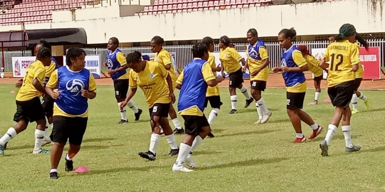 Tim Galanita, Timika saat pemanasan di stadion Mandala Jayapura sebelum melawan tim galanita Persidafon Kabupaten Jayapura padalanjutan kompetisi sepakbola piala pertiwi zona Papua. (FOTO HUMAS GALANITA MIMIKA)