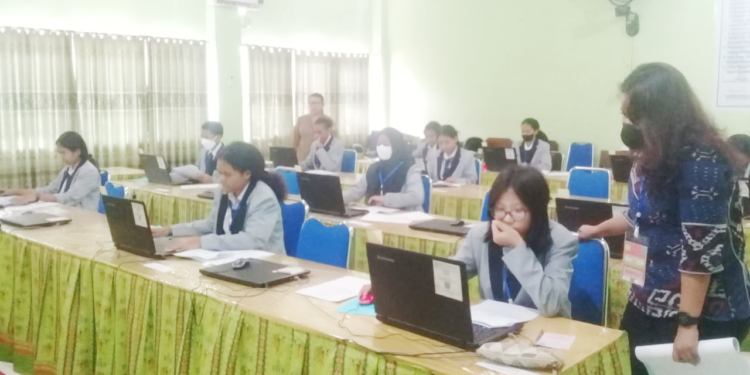 Suasana ujian kompetensi keahlian (UUK) siswa kelas 12 SMK N 1 Jayapura, Selasa, (07/03/23). (FOTO ANDIKA PAMAN)