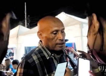 Komisaris Utama PT. Persipura Papua, Benhur Tomi Mano saat memberikan keterangan kepada wartawan. BTM mengungkatkan penghetian liga 2 bukan dating dari ketua umum PSSI tetapi merupakan kesepakatan Bersama klub klu yang berkompentisi di liga 2.(FOTO IST/RED)