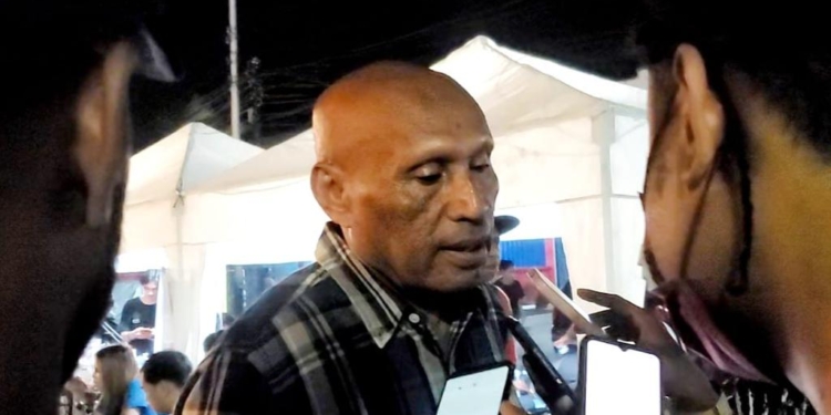 Komisaris Utama PT. Persipura Papua, Benhur Tomi Mano saat memberikan keterangan kepada wartawan. BTM mengungkatkan penghetian liga 2 bukan dating dari ketua umum PSSI tetapi merupakan kesepakatan Bersama klub klu yang berkompentisi di liga 2.(FOTO IST/RED)