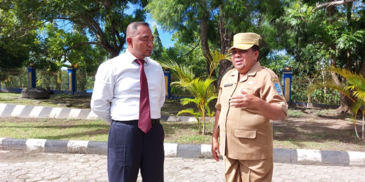 Penjabat Bupati Jayapura,Triwarno Purnomo bersaam Sekda, Hana Hikoyabi ketika berbincang-bincang di depan Kantor Bupati Gunung Merah,Selasa( 7/03/2023). (Foto :Hans Palen/Nokenlive,Com)