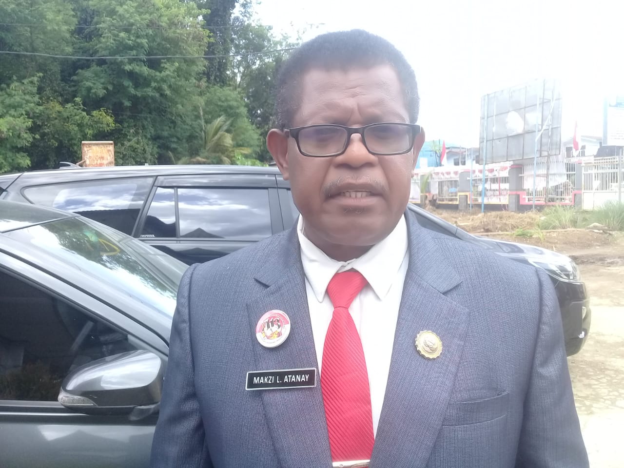 Kepala Dinas Pemberdayaan Masyarakat Kampung (DPMK) Kota Jayapura, Makzi Lasarus Atanay saat memberikan keterangan kepada wartawan nokenlive.com usai hadiri upacara Hut Kota Jayapura ke 113 di kampung Yoka distrik Heram, Kota Jayapura, Selasa, (07/03/23).(FOTO ANDIKA PAMAN)