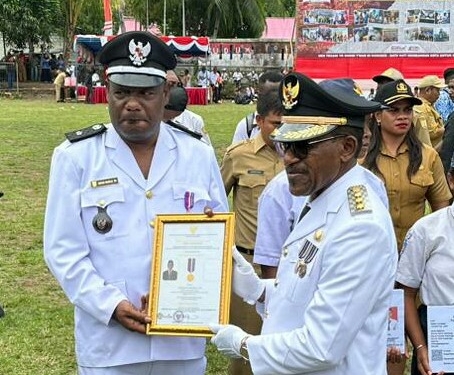 Piagam penghargaan dari Kementerian Desa, PDT RI yang diserahkan langsung Penjabat Walikota Frans Pekey kepala kampung Koya Koso, distrik Muara Tami, kota Jayapura bertepatan Hut kota Jayapura ke-113.(FOTO ANDIKA PAMAN)