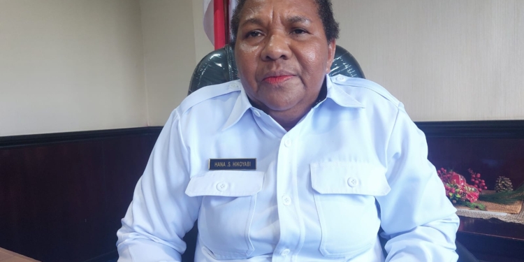 Sekretaris Daerah (Sekda) Kabupaten Jayapura, DR. Dra. Hana Hikoyabi saat memberikan keterangan kepada wartawan nokenlive.com. Momen hari perempuan internasional ini ia mengajak agar perempuan untuk bisa melakukan penguatan terhadap dirinya sendiri dan harus percaya diri. (FOTO HANS PELEN)