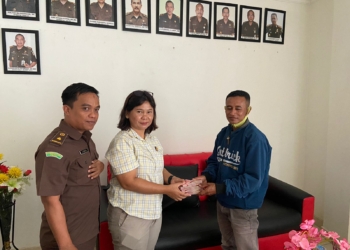 Penyerahan denda perkara korupsi sebesar Rp50 juta dari diserahkan keluara terpidana kasus korupsi inisial LI kepada pihak Kejari Jayapura.