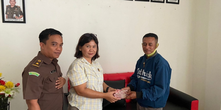 Penyerahan denda perkara korupsi sebesar Rp50 juta dari diserahkan keluara terpidana kasus korupsi inisial LI kepada pihak Kejari Jayapura.