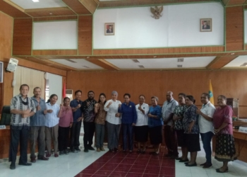 Foto bersama pengurus Solidaritas Perempuan Papua (SPP) Biak Numfor Bersama sejumlah anggota DPRD Biak disela sela audiens di kantor DPRD. Pengurus SPP berharap aspirasi yang mereka sampaikan diterima DPRD Biak terutama dukungan dana kegiatan Konfrensi ke – IV SPP tanggal 24-26 April 2023 mendatang.(FOTO LISA R.)