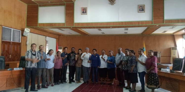 Foto bersama pengurus Solidaritas Perempuan Papua (SPP) Biak Numfor Bersama sejumlah anggota DPRD Biak disela sela audiens di kantor DPRD. Pengurus SPP berharap aspirasi yang mereka sampaikan diterima DPRD Biak terutama dukungan dana kegiatan Konfrensi ke – IV SPP tanggal 24-26 April 2023 mendatang.(FOTO LISA R.)