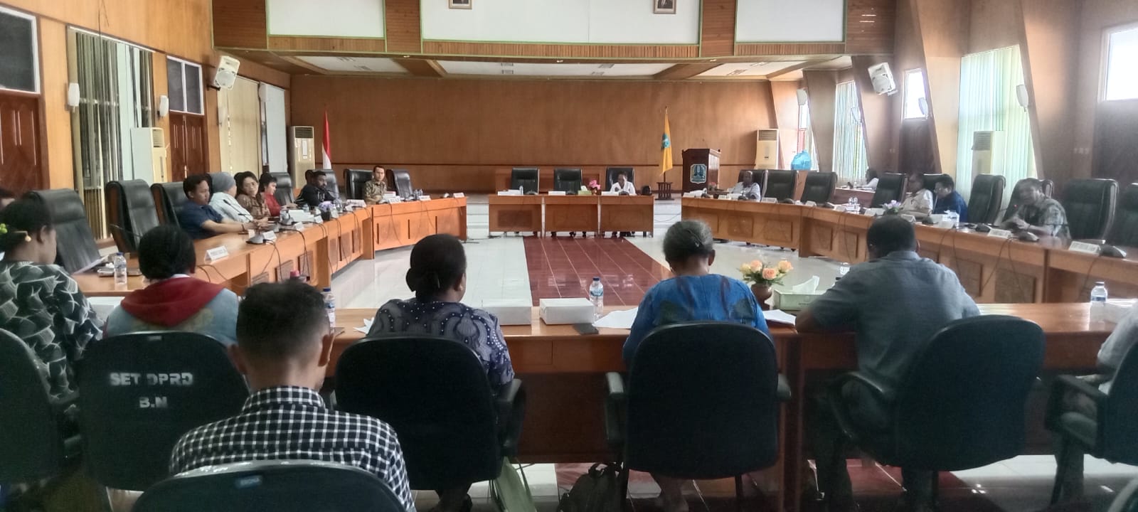 Suasana audiens pengurus Solidarias Perempuan Papua bersama anggota DPRD Biak di kantor DPRD.(FOTO LISA R.)