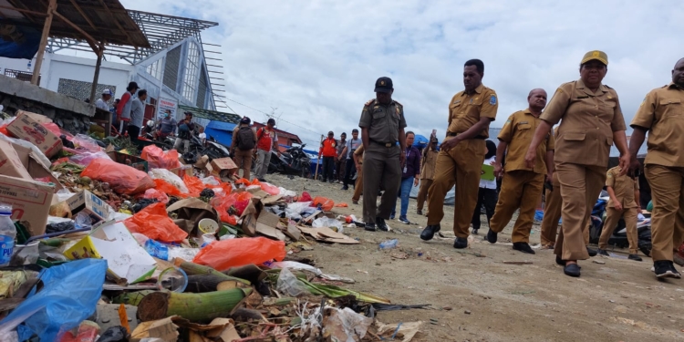 Sekda Kabupaten Jayapura, DR. Dra. Hana Hikoyabi, M.KP didampingi sejumlah ASN kabupaten Jayapura saat meninjau pasar Pahara Sentani. Ia minta agar OPD terkait untuk segerah mengatasi sampah yang menumpuk di pasar tersebut. (FOTO HANS PELEN)