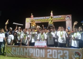 Suasana perayaan juara 1 tim kampung Kayu Batu pada turnamen sepakbola antar kampung tahun 2023 di Port Numbay.(FOTO ANDIKA PAMAN)