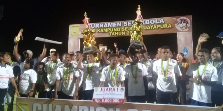 Suasana perayaan juara 1 tim kampung Kayu Batu pada turnamen sepakbola antar kampung tahun 2023 di Port Numbay.(FOTO ANDIKA PAMAN)