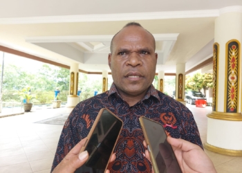 Ketua DPRD Kabupaten Jayapura, Klemens Hamo saat memberikan keterangan kepada wartawan nokenlive.com di Sentani, Kabupaten Jayapura.(FOTO HANS PALEN)
