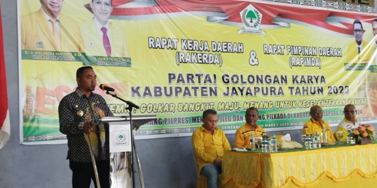 Pj Bupati Jayapura Triwarno Purnomo, S.STP., M.Si., ketika menghadiri Rakerda dan Rapimda Partai Golkar Kabupaten Jayapura.(FOTO HANS PALEN)