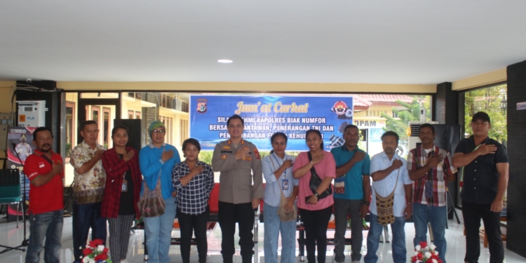 Foto bersama Kapolres AKBP Damianus Dedy Susanto, SH., S.I.K.,M.H dengan para wartawan kegiatan Jumat curhat bertempat di lobby utama Mapolres Biak Numfor, Jumat, (10/03/2023). (FOTO LISA R.)