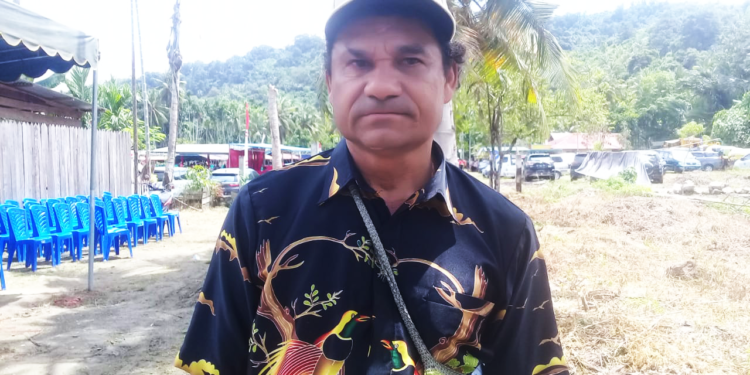 Kepala Pemerintahan Kampung (KPK) Nafri, Yohan Merahabia saat memberikan keterangan kepada wartawan nokenlive.com disela sela menghadiri Hut ke 133 Pekabaran Ijil di tanah Tabi, Jumat (10/03/23).(FOTO ANDIKA PAMAN)