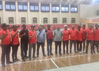 Foto bersama Ketua Asprov PSSI Papua Benhur Tomi Mano dan panitia pelaksana pertandingan liga futsal nusantara Tahun 2023.(FOTO ANDIKA PAMAN)