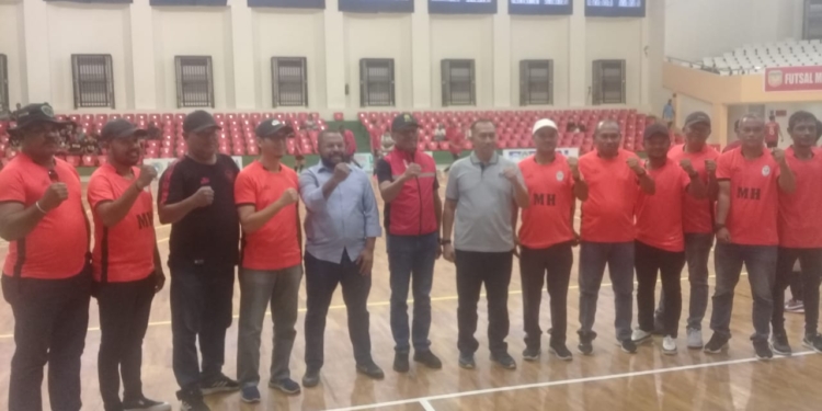 Foto bersama Ketua Asprov PSSI Papua Benhur Tomi Mano dan panitia pelaksana pertandingan liga futsal nusantara Tahun 2023.(FOTO ANDIKA PAMAN)