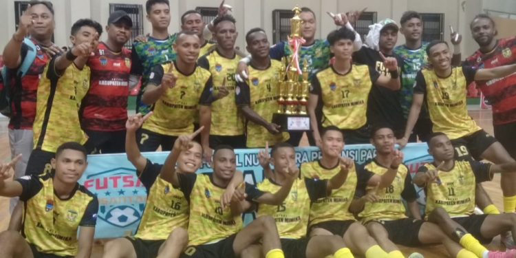Sang juara Liga Nusantara Futsal Tahun 2022/2023 zona Papua, asal kota emas, Timika, kabupaten Mimika, Provinsi Papua Tengah foto bersama dengan piala kemenanganya.(FOTO ANDIKA PAMAN)