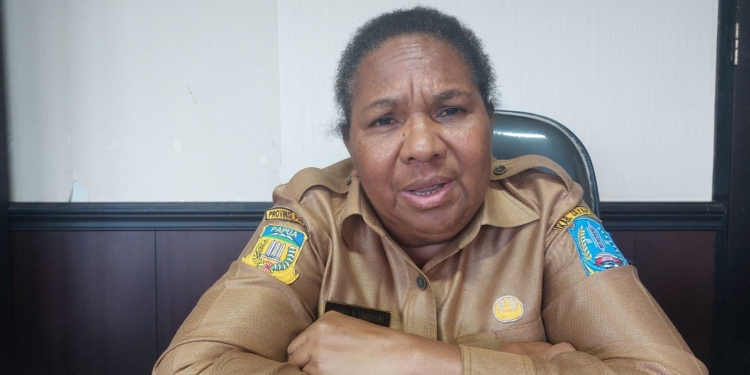 Sekretaris Daerah Kabupaten Jayapura, DR. Dra. Hana Hikoyabi, M.KP saat memberikan keterangan kepada wartawan nokenlive.com di ruang kerjanya. Ia menyayangkan insiden muculnya Bintang Kejora yang dipasang di pakar kantor Bupati Kabupaten Jayapura oleh orang – orang yang tidak bertanggungjawab.(FOTO HANS PALEN)