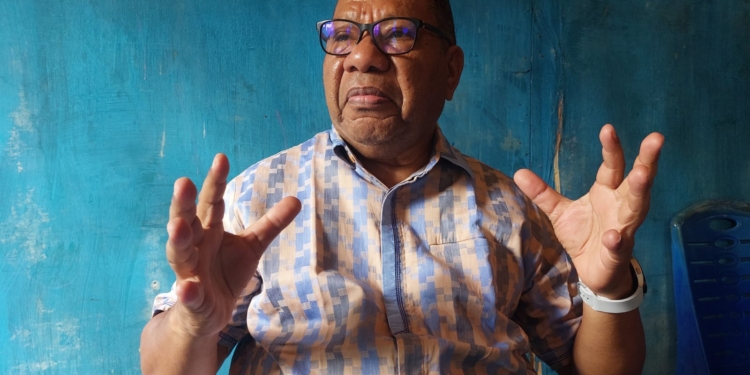 Ketua LSM Papua Bangkit, Hengky Joku saat diwawancarai wartawan nokenlive.com di Sentani Kabupaten Jayapura. Untuk mencegah terjadinya kejahatan di aera kantor Bupati maupun di kota Sentani, ia menyarankan pemerintah memasang CCTV.(FOTO HANS PALEN)
