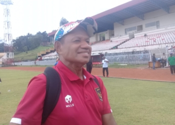 Anggota Tim Talent Scoting dari PSSI Pusat, Rully Nere ketika memberikan keterangan kepada wartawan disela sela melakukan seleksi pesepakbola anak anak Papua usia dini di stadion Madala, Jayapura,(FOTO ANDIKA PAMAN)