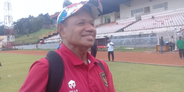 Anggota Tim Talent Scoting dari PSSI Pusat, Rully Nere ketika memberikan keterangan kepada wartawan disela sela melakukan seleksi pesepakbola anak anak Papua usia dini di stadion Madala, Jayapura,(FOTO ANDIKA PAMAN)