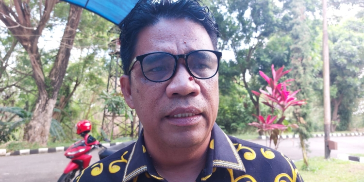 Anggota DPRD Kabupaten Jayapura, Sihar L.Tobing, SH saat memberikan keterangan kepada wartawan nokenlive.com di Sentani, Kabupaten Jayapura.(FOTO HANS PELEN)