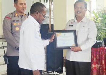 Pj. Walikota Jayapura, Frans Pekey saat menyerahkan penghargaan dari BPS Kota jayapura kepada kepada Bapenda kota Jayapura.(FOTO ANDIKA PAMAN)